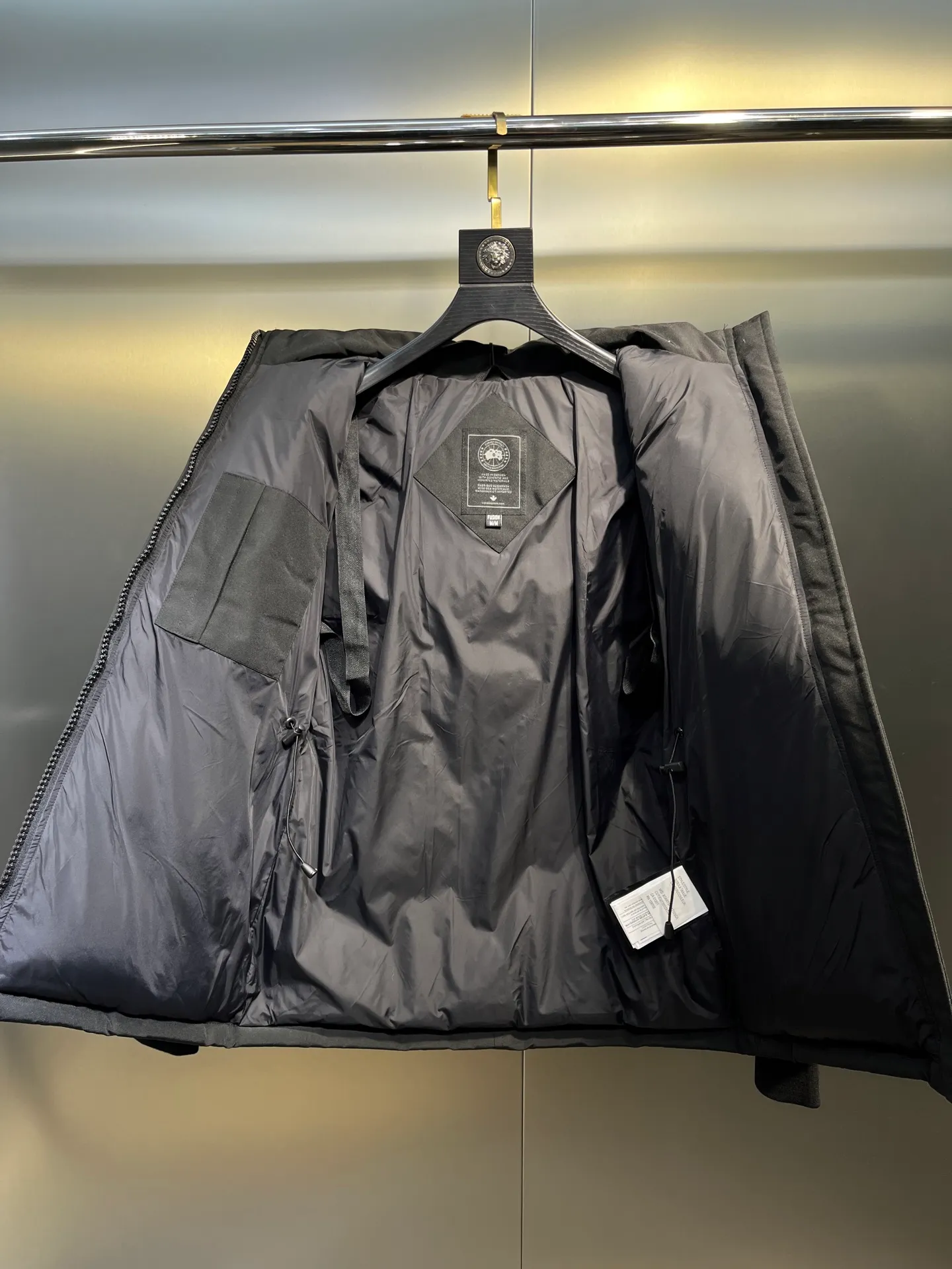 P860 Canada Goose Canada # Expedition04 Parker, a treasure of Canadian origin! Limited supply worldwide! Canada Goose Model 04 is a top-notch couple model, polar cold-proof outdoor series fur collar detachable hooded parka down jacket, the first Goose in 2024. I hope my partners like the top quality, and I hope everyone can evaluate it together! The most popular cool items of the Big Goose family in 2024 are online. The same popular product of Yi Yang Qianxi is said to be a joint limited edition Big Goose that cannot be bought in autumn and winter. If you dislike the sameness of the Big Goose in the past, then this model will definitely give you a different experience! This year's most powerful couple's collection for autumn and winter is online, a top-notch luxurious ready-to-wear style, paired with an outdoor warm down jacket with great style and charm! The most standard and classic items of the Daye family in the past two years are equipped with unique reflective stripes for embellishment, which further shows the high-end fashion performance effect. With the embellishment of hardware buckles, it has excellent performance effect. The upper body is clean, simple and elegant, even for urban leisure. It is suitable for various occasions. Designed with large pockets, this model has a large capacity and is equipped with reflective stripes, making it safer at night. It is suitable for various adventure activities. It is made of windproof and waterproof technical materials. The interior is filled with full white duck down, which is absolutely cold-proof and warm. It also has a stand-up collar design and fine fluff at the collar, with meticulous attention to detail! The charm of this model is also more spiritual, and the upper body has more temperament and specifications. It perfectly shows the ultra-high standard of fashionable performance of this model, integrating outdoor and life, and you can even create high-street wear! The most pinnacle limited-edition goose that we have presented so far, both in terms of design and detailed materials, it is completely outstanding. The grand and evergreen version design is matched with cool reflective elements. The overall appearance can be said to be quite high, and it has that kind of powerful outdoor performance! It combines high-end casual attributes with high-street style. It is high-grade, domineering, warm, and beautiful. The visibility of the upper body is quite strong, and the configuration of the owl element is highly brand-recognizable. It fully complements the overall brand performance and visual effects, and also has the high-end sense of fashion and fashionable performance. It is a must-buy product because it is the most awesome down brand on the planet and one of Canada's three national treasure brands. It is also a sentimental down luxury brand. In the field of polar cold-proof clothing, Goose has made an irreplaceable contribution... Size: xs s m l xl